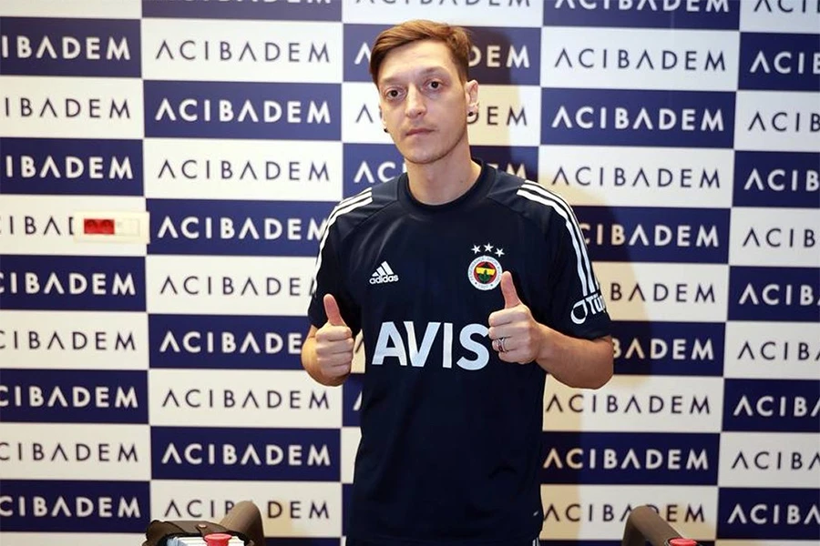  Özil i službeno u Fenerbahčeu
