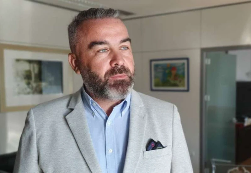 Direktor treba podnijeti ostavku jer je stao na čelo stranke