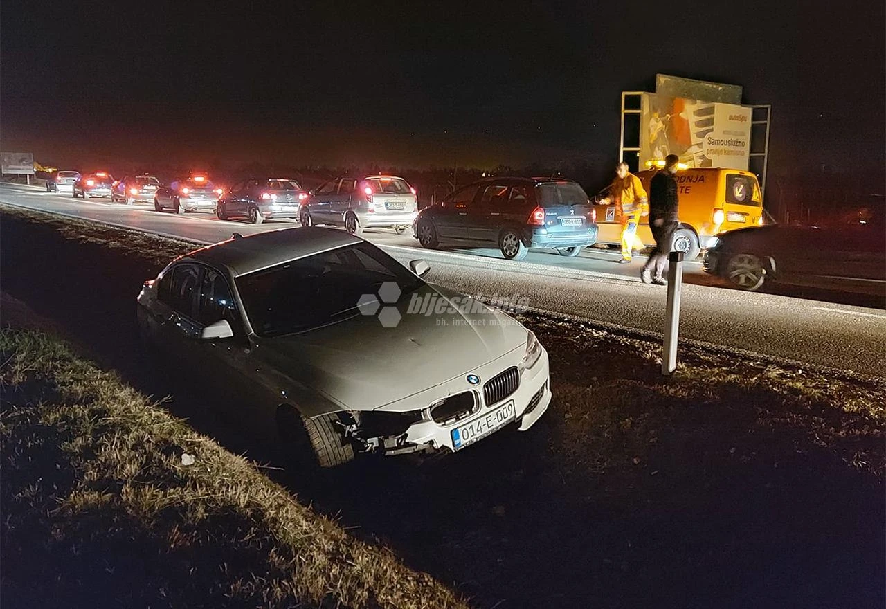 VIDEO | Mostar: BMW-om udario psa i sletio s ceste