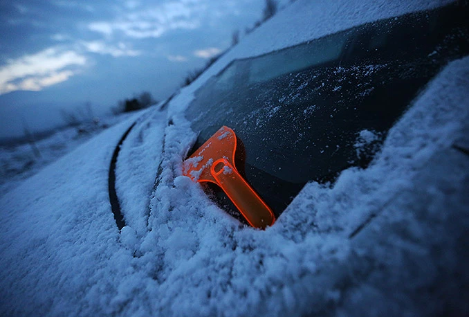 Trikovi kako brzo odlediti vrata, brave i stakla na automobilu