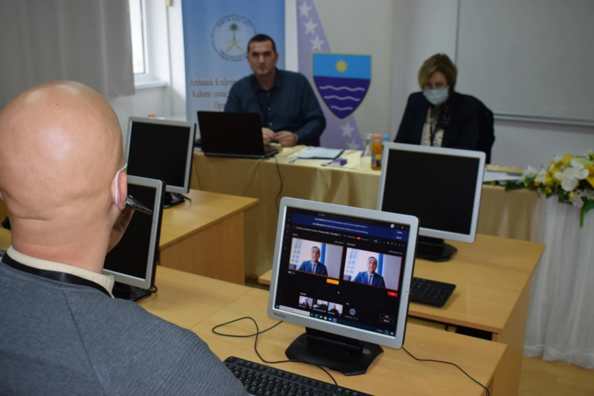 Nastavnici i profesori uče o izvođenju online nastave