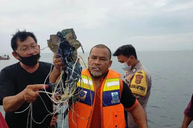 Vlasti Indonezije priopćile su da se putnički avion sa 62 osobe srušio u more