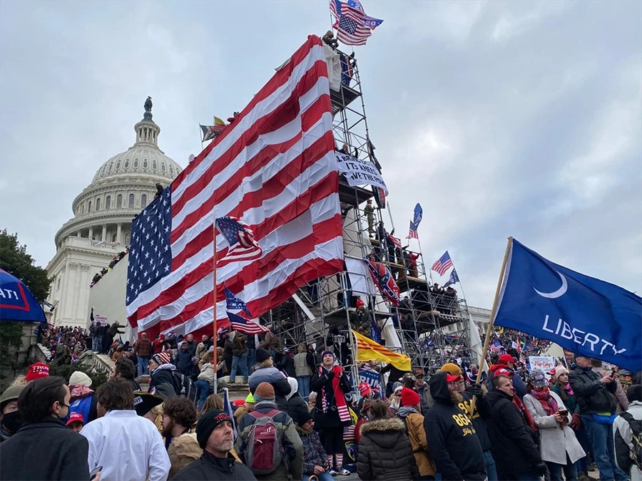 Trumpove pristalice upale u Kongres, Mike Pence evakuiran, upucana jedna osoba