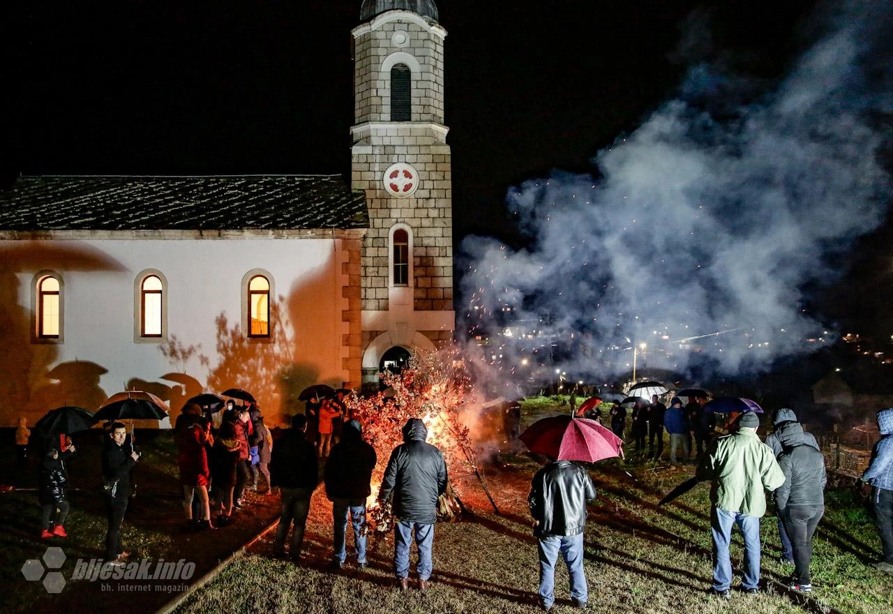 Mostar: Obilježavanje Badnje večeri počelo paljenjem badnjaka
