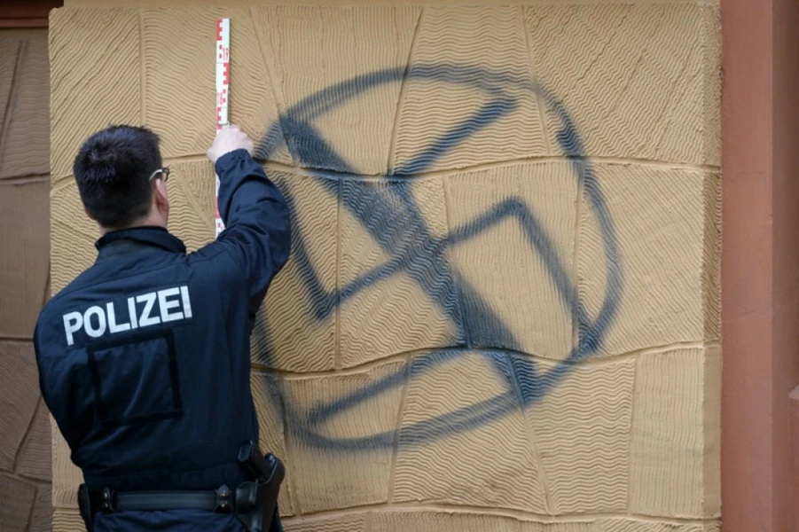 Biciklistu prijava zbog kukastih križeva na zagipsanoj nozi, zabranjena mu i vožnja