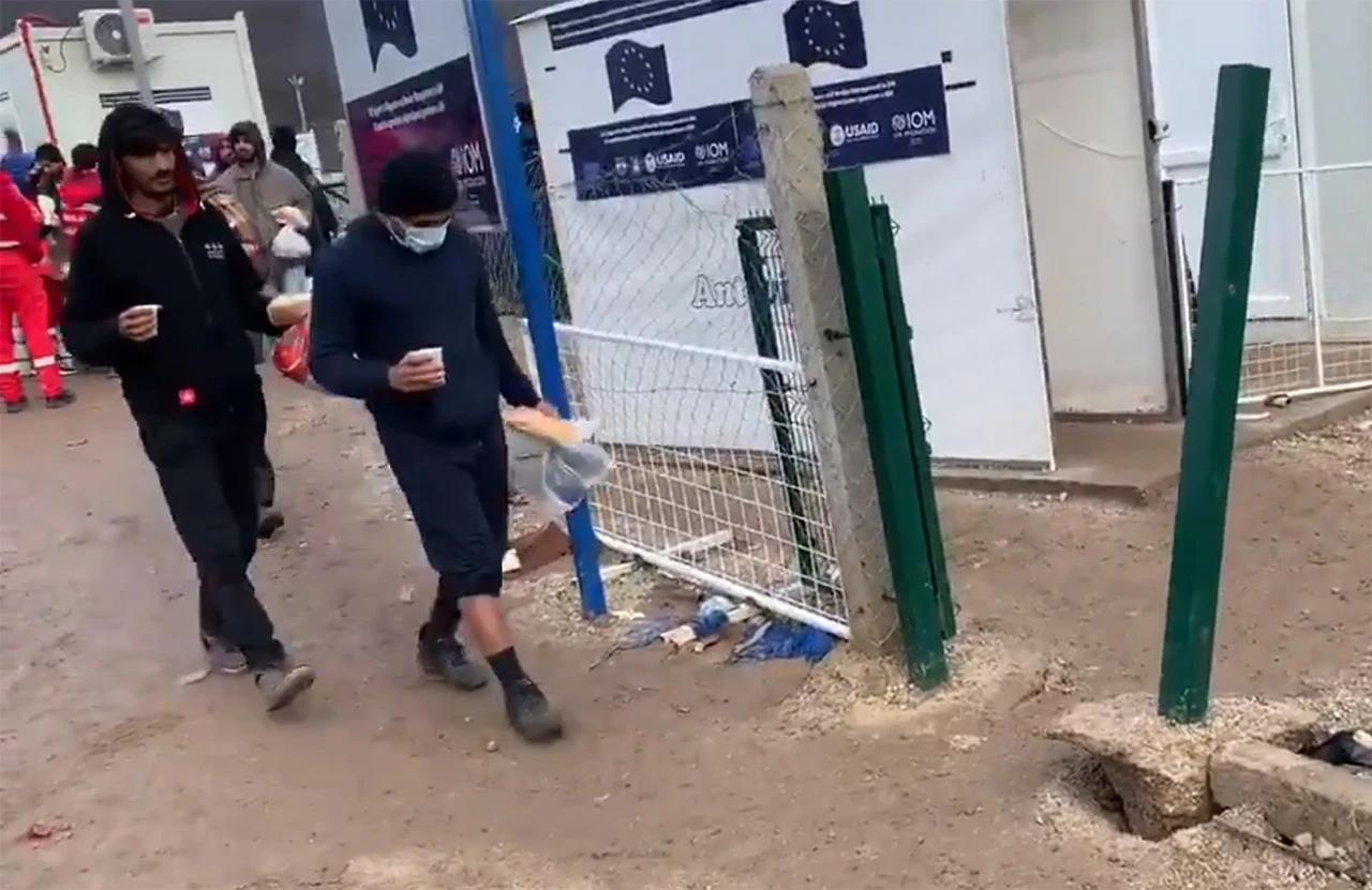 Nakon nekoliko dana odbijanja migranti prihvatili obrok