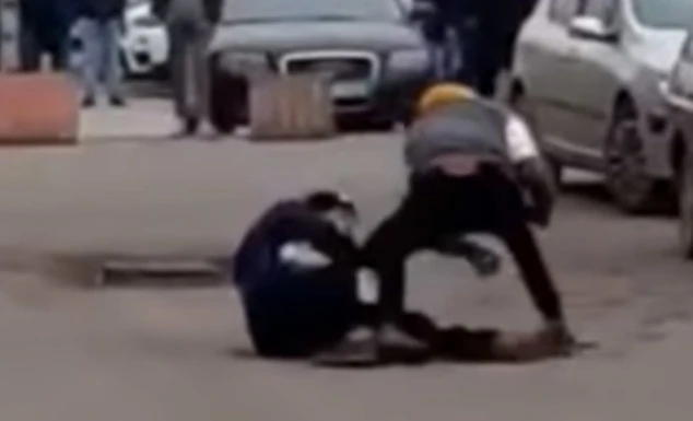 VIDEO: Migrant pred prolaznicima u Tuzli nožem ozlijedio drugog migranta