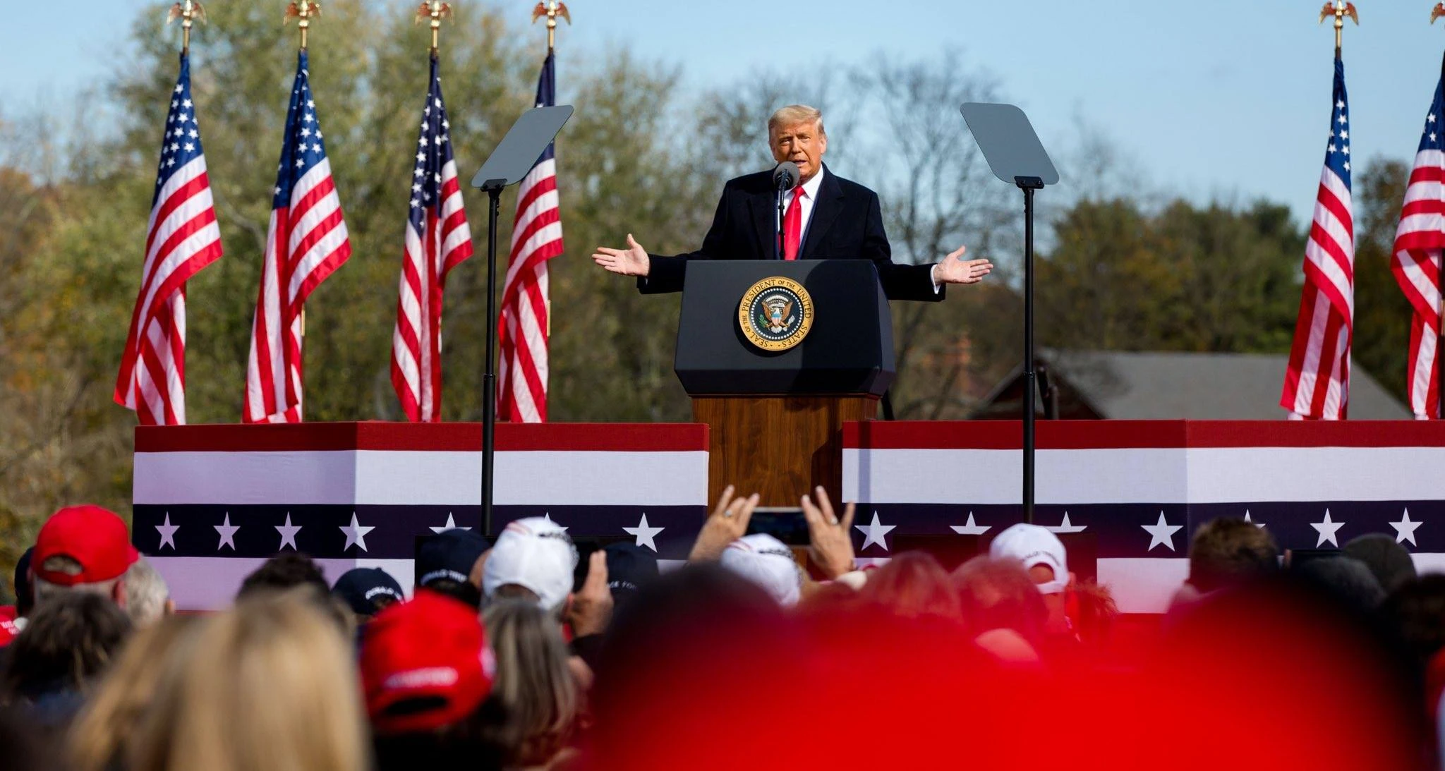 Trump snimljen kako namješta rezultate izbora?!