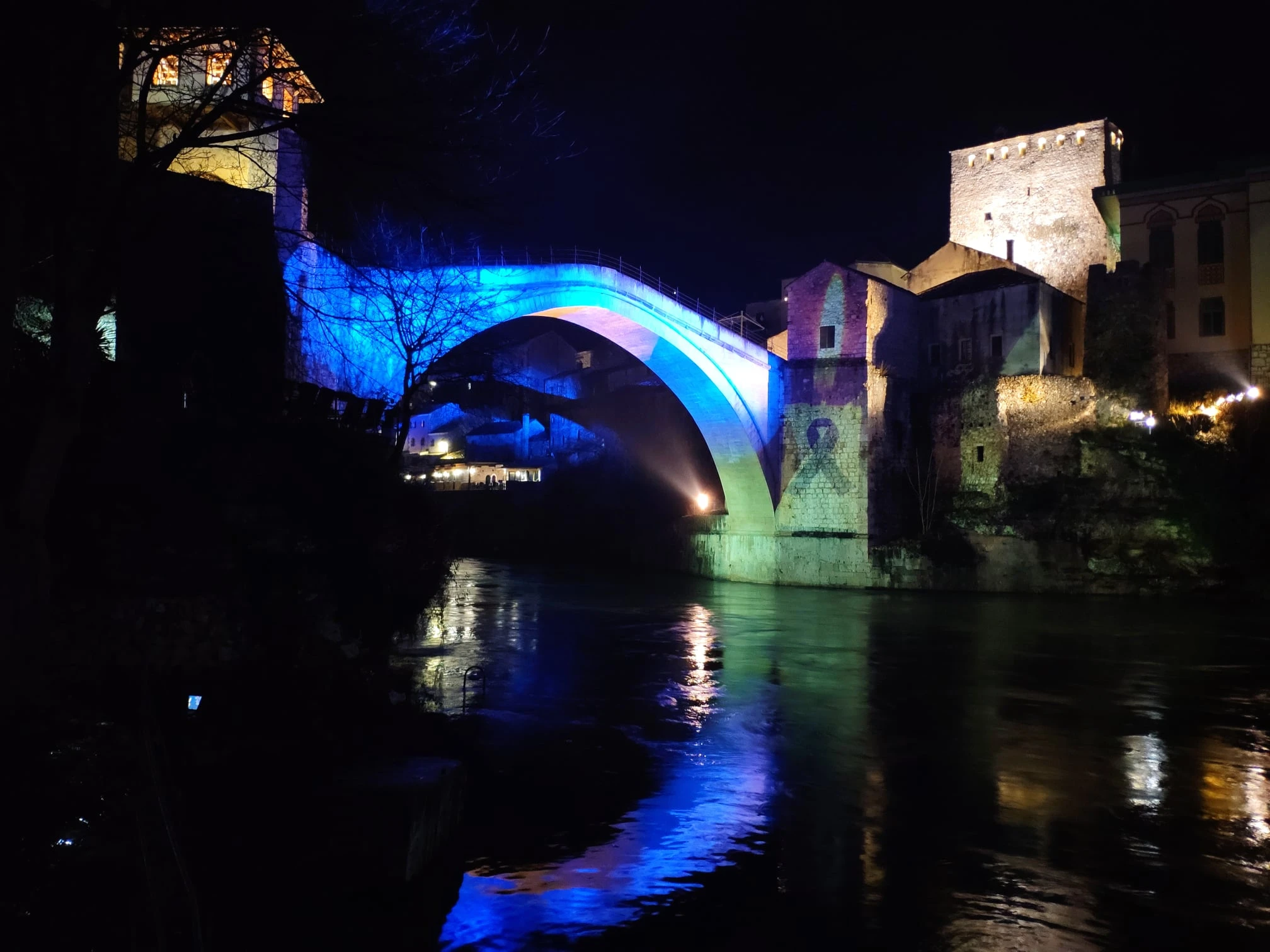 Stari most svijetlio za stradale u Posušju i žrtve potresa u Hrvatskoj
