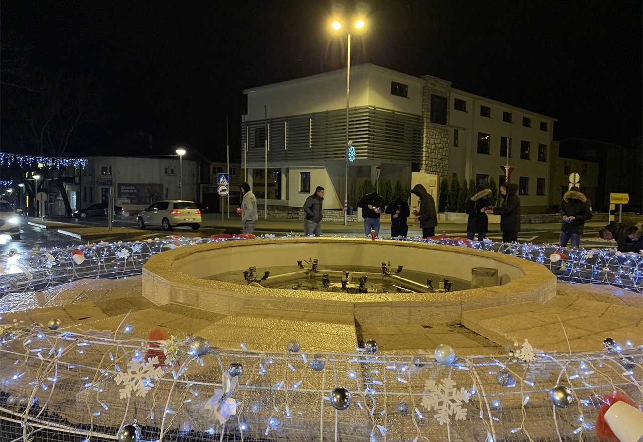 Prijatelji pale svijeće za nastradale u Posušju