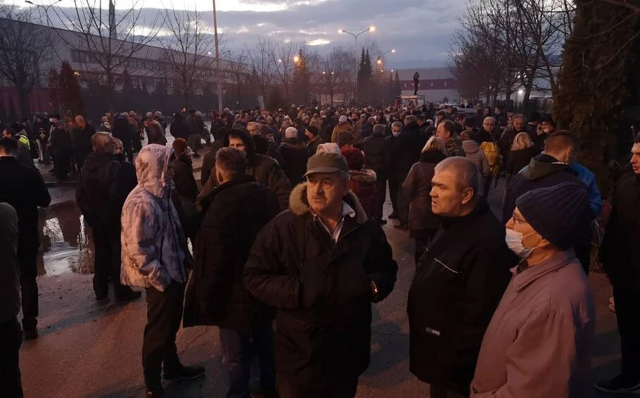 VIDEO | Građani Bihaća okupljaju se u znak protesta ispred prihvatnog kampa “Bira”