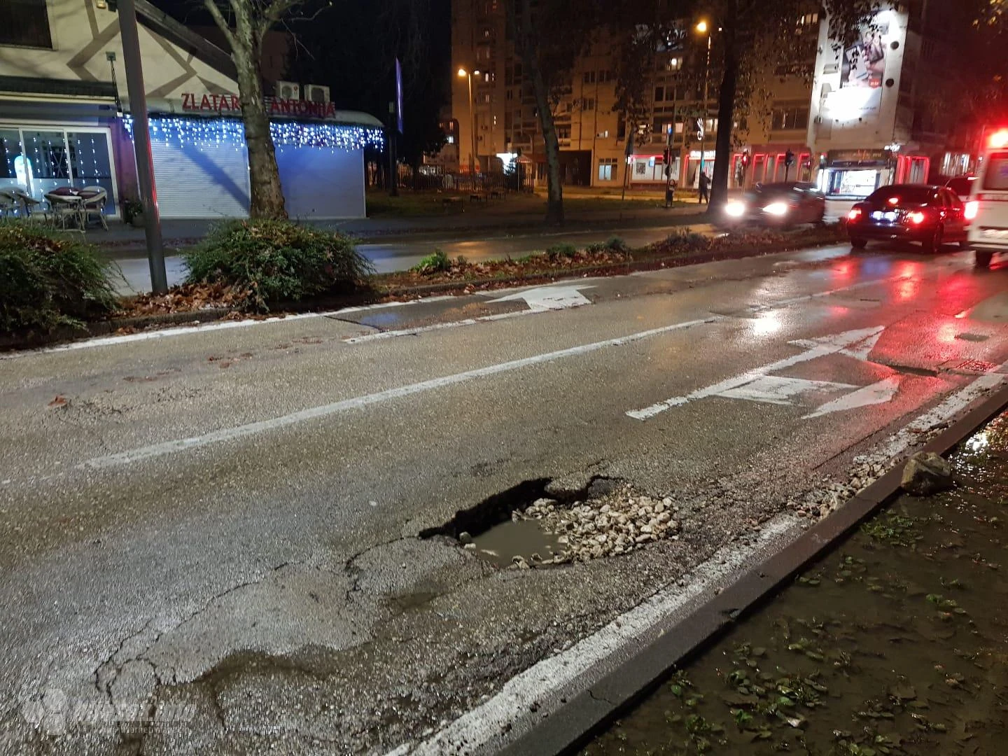 Pred Novu godinu "zinula" rupa na Aveniji