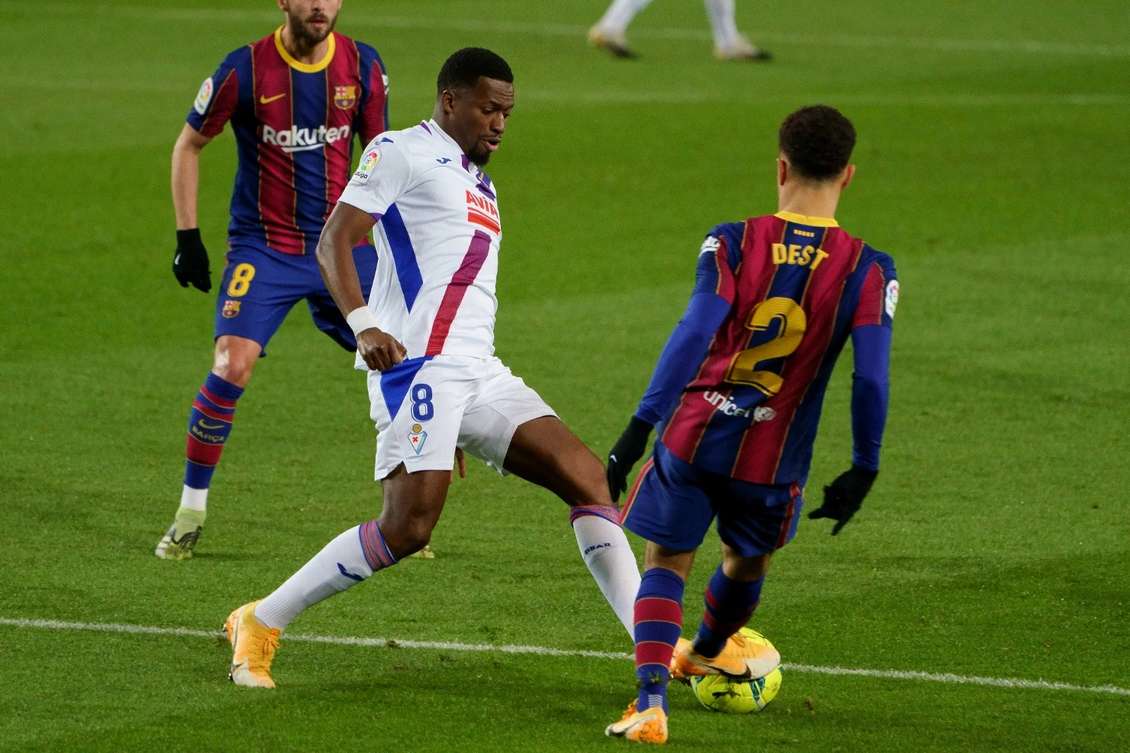Barceloni mršavi remi; Sevilla rutinski protiv Villarreala