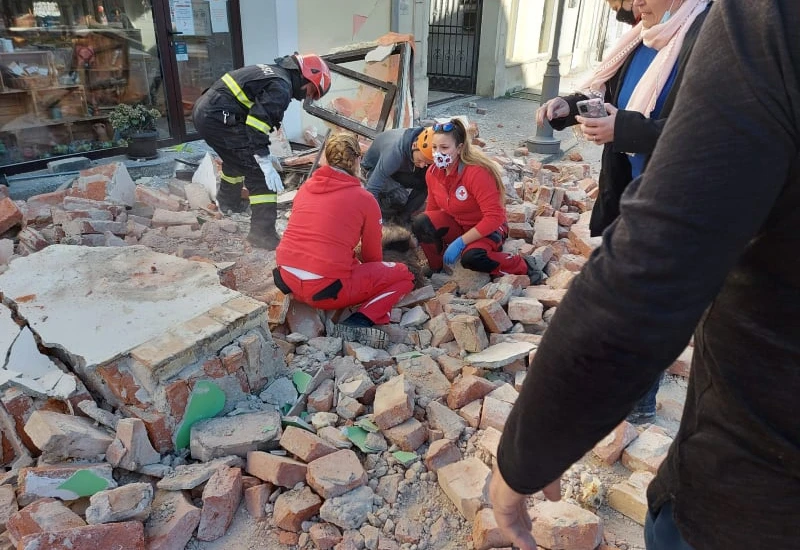 U potresu poginulo sedmero ljudi, deseci ozlijeđenih, u Petrinji s psima pretražuju ruševine