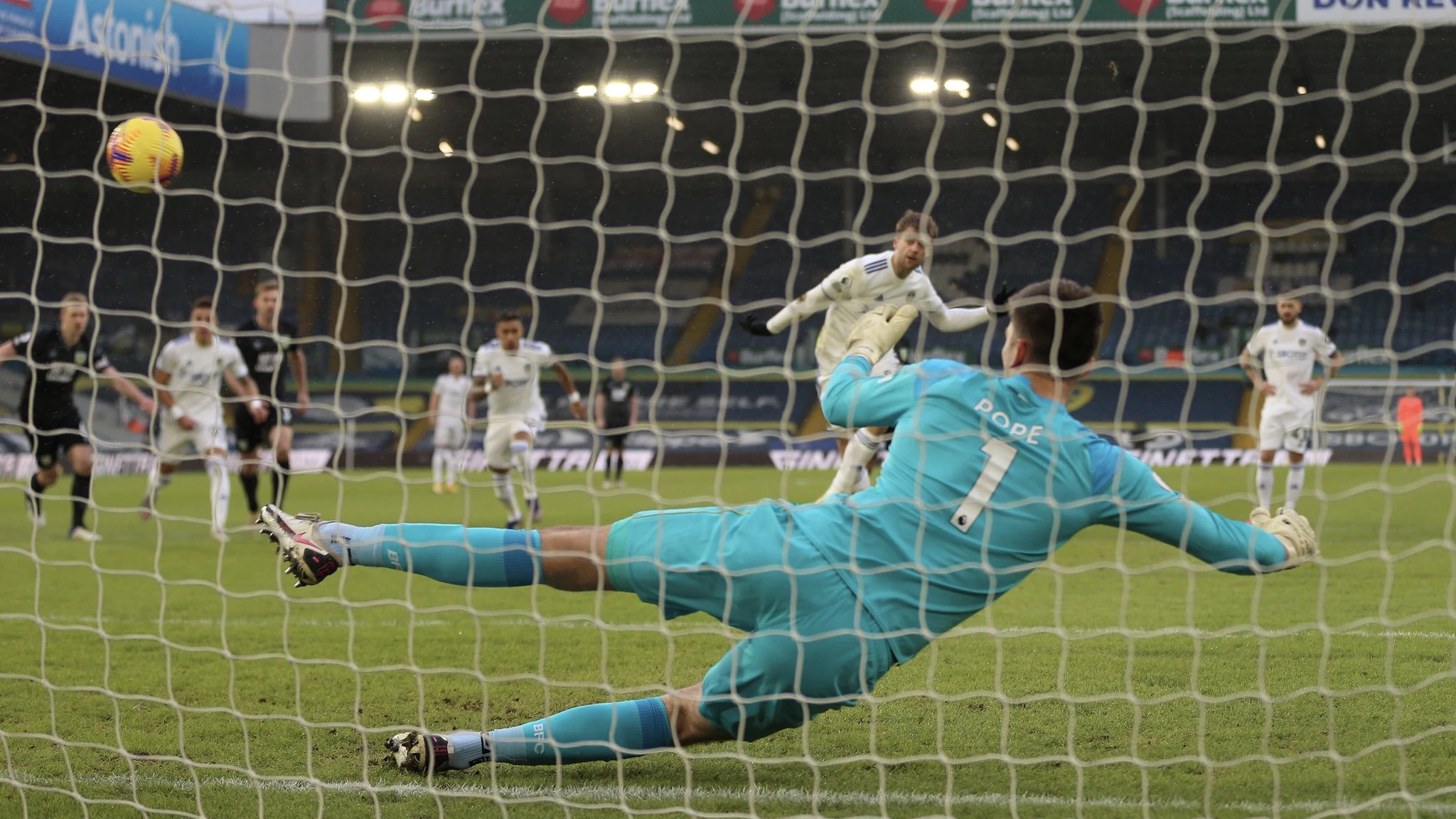 Bamford iz kaznenog udarca donio pobjedu Leedsu