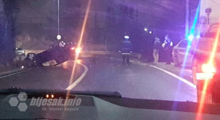Prometna na M-17: Golf završio na krovu, ozljeđene dvije osobe