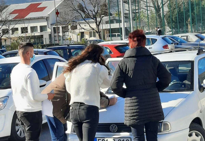 Čudne radnje ispred birališta: Glasuje se na haubi?