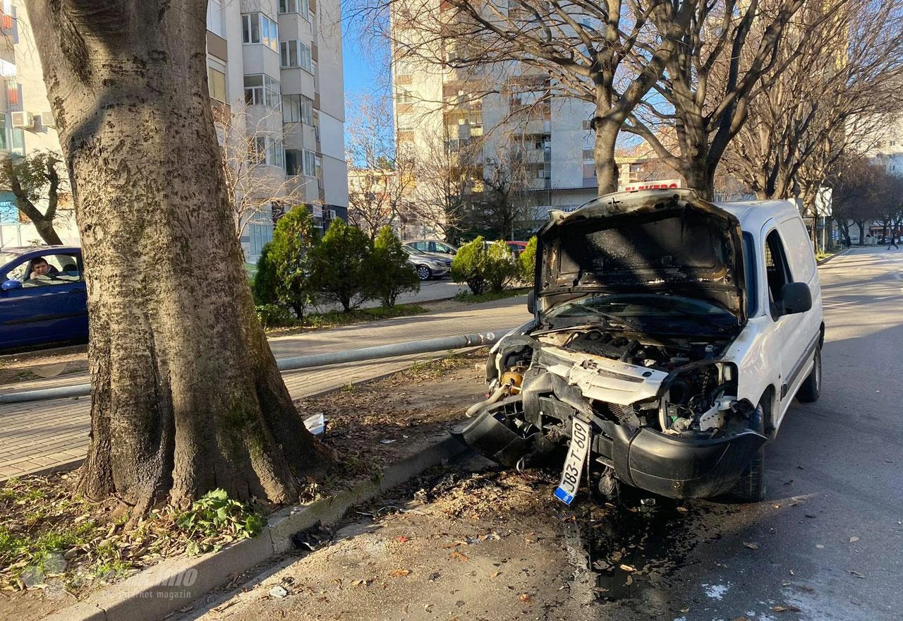 Mostar: Zabio se u drvo i banderu pa odšetao s mjesta nesreće