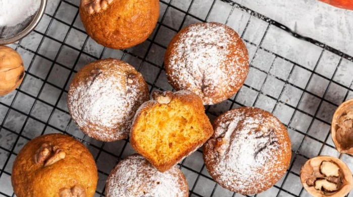 Zasladi dan muffinima s narančom i orasima
