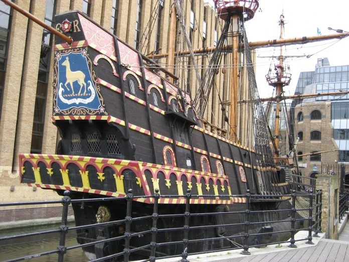 Francis Drake isplovio na putovanje oko svijeta 1577. godine
