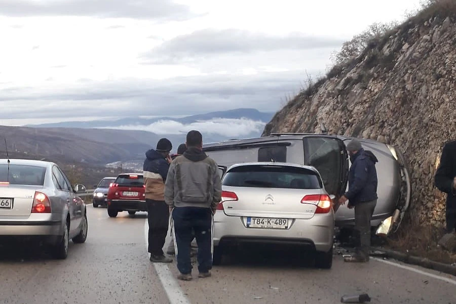 Kvanj: Kombi završio na boku