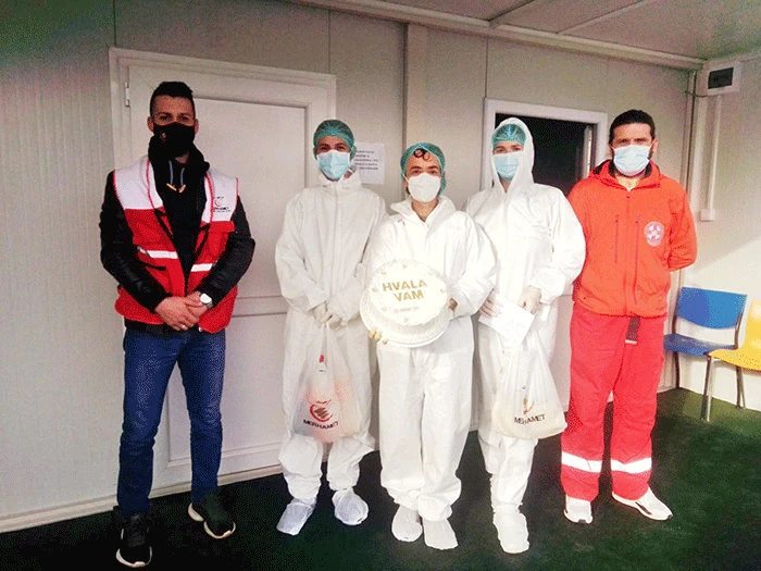Merhamet: Obroci, voće, sokovi i torte za djelatnike u COVID ambulantama