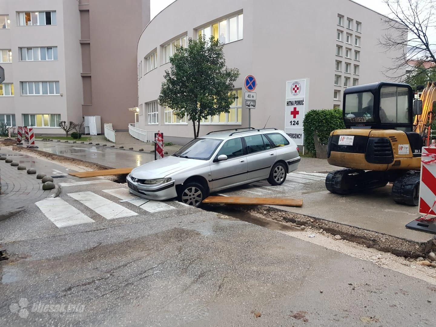 Peugeotom upao u kanal kod Doma zdravlja