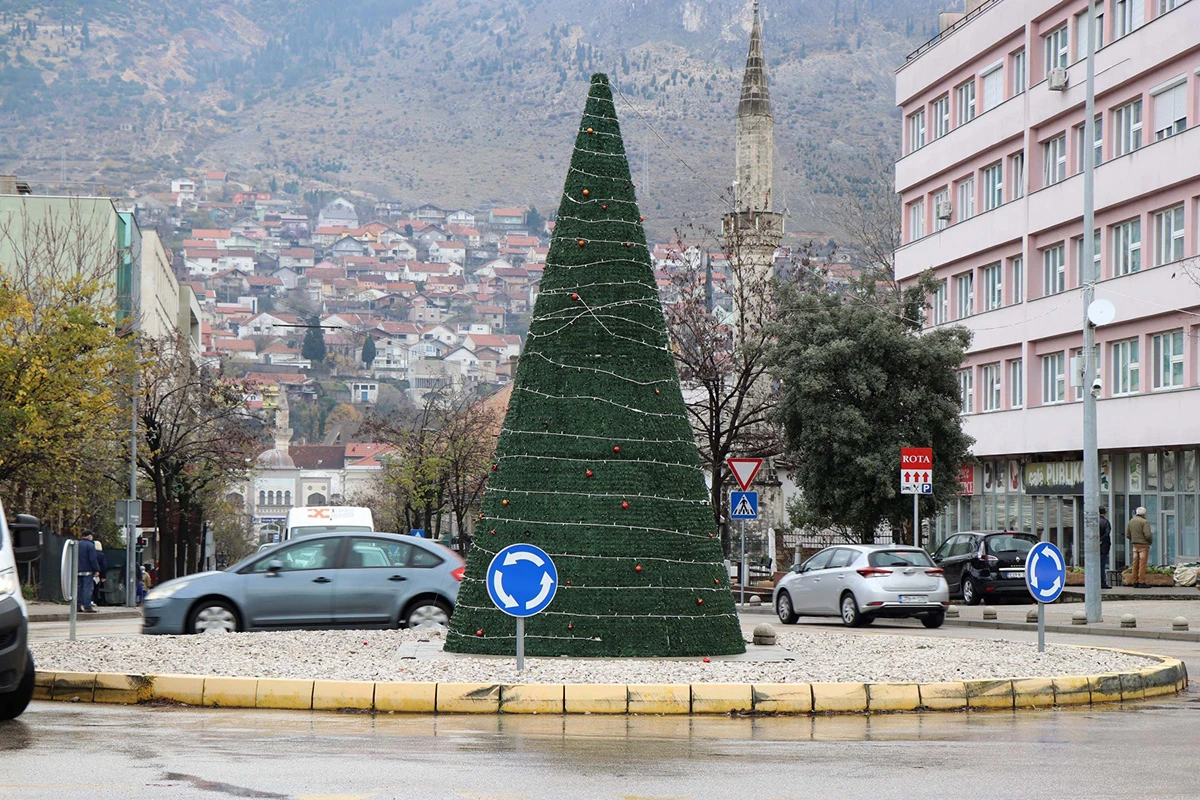 Započelo blagdansko kićenje Mostara