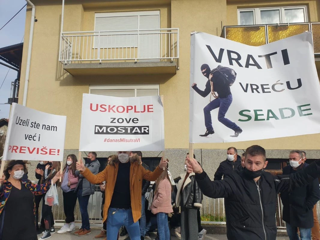 Prosvjed zbog odluke SIP-a o zaustavljanju prebrojavanja glasova