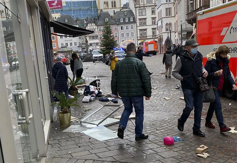 Petero mrtvih u namjernom naletu na pješake