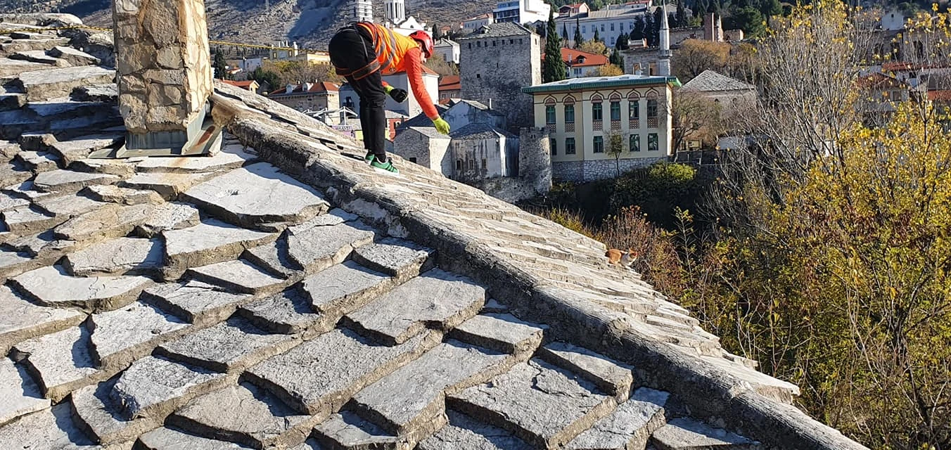 GSS Mostar spasio macu s krova