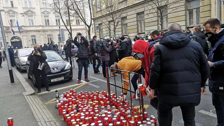 Zagreb: Pred Ministarstvom financija ugostitelji simbolično upalili lampaše 