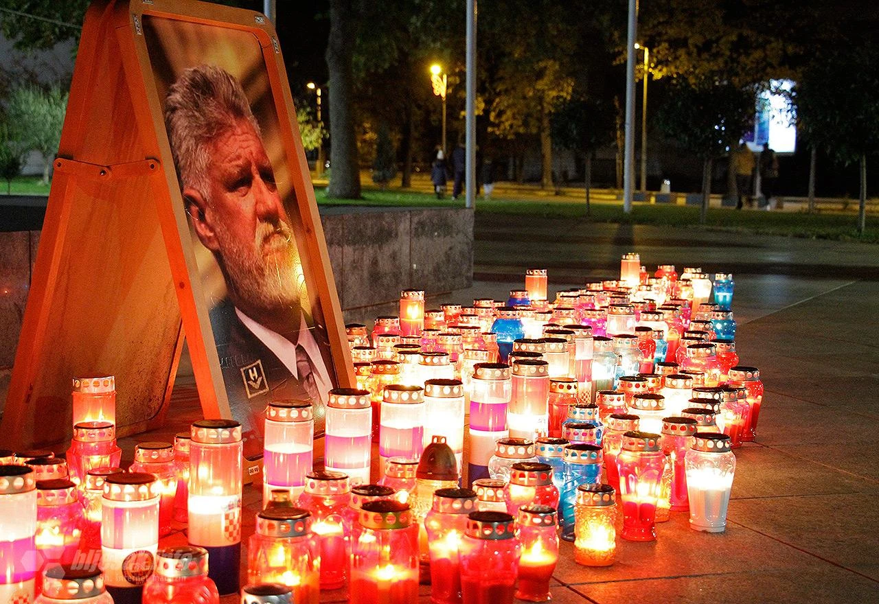 U organizaciji Tropleta, Mostarci upalili svijeće na godišnjicu Praljkove smrti