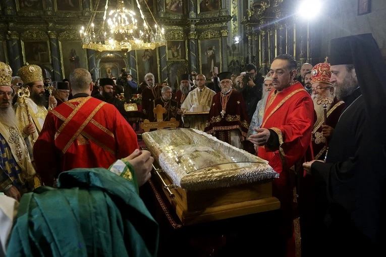 Tijelo patrijarha u crkvi, građani ljube kovčeg i krst i pored upozorenja