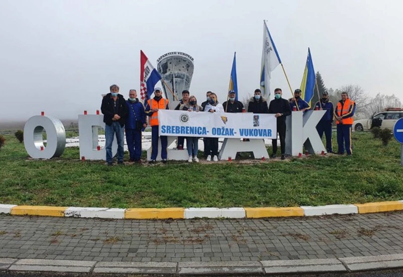 Na kružnom toku u Odžaku replika vukovarskog tornja