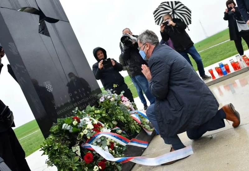 Vučićev izaslanik kleknuo pred spomenikom u Ovčari