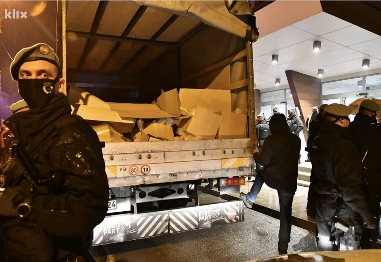 Stanovnici Ilijaša uz prosvjed i psovke ispratili kamion s glasovima