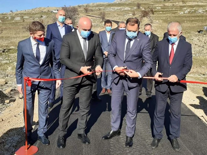 Dodik otvorio obnovljenu cestu kraj Gacka