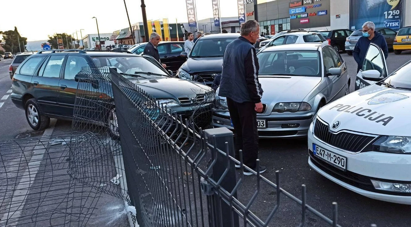 Prometna u Mostaru, zabio se u parkirane automobile