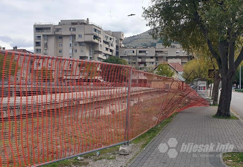 Netko je 'popričao' s ogradom u Mostaru