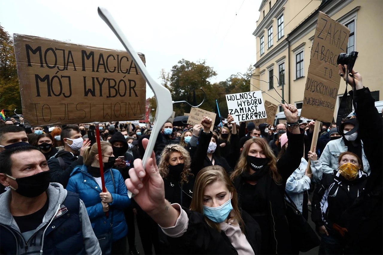 Poljska je odgodila restriktivni zakon o pobačaju