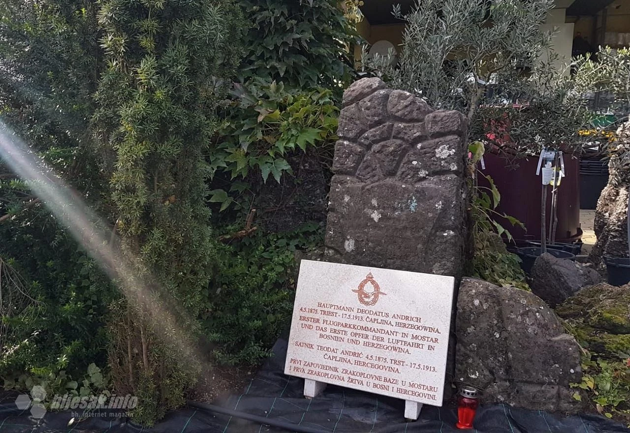 Otkrivena obnovljena spomen-ploča austrougarskom pilotu Teodatu Andriću