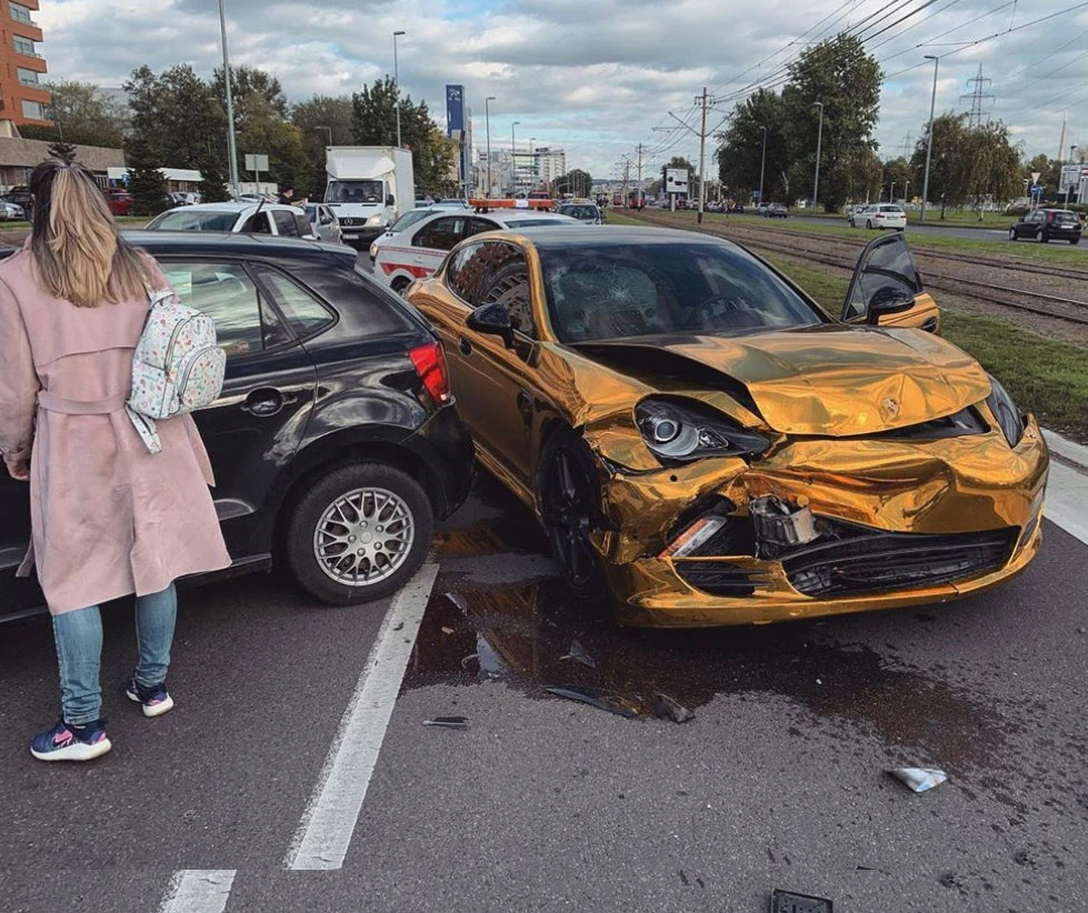 Polo unakazio zlatnog Porschea