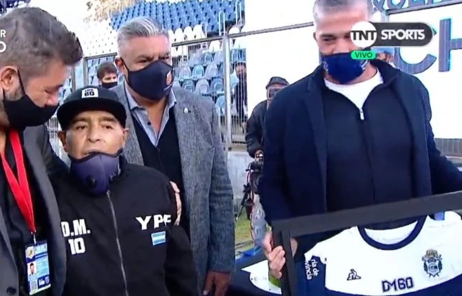 Iscrpljeni Maradona napustio samoizolaciju i došao na utakmicu svog kluba