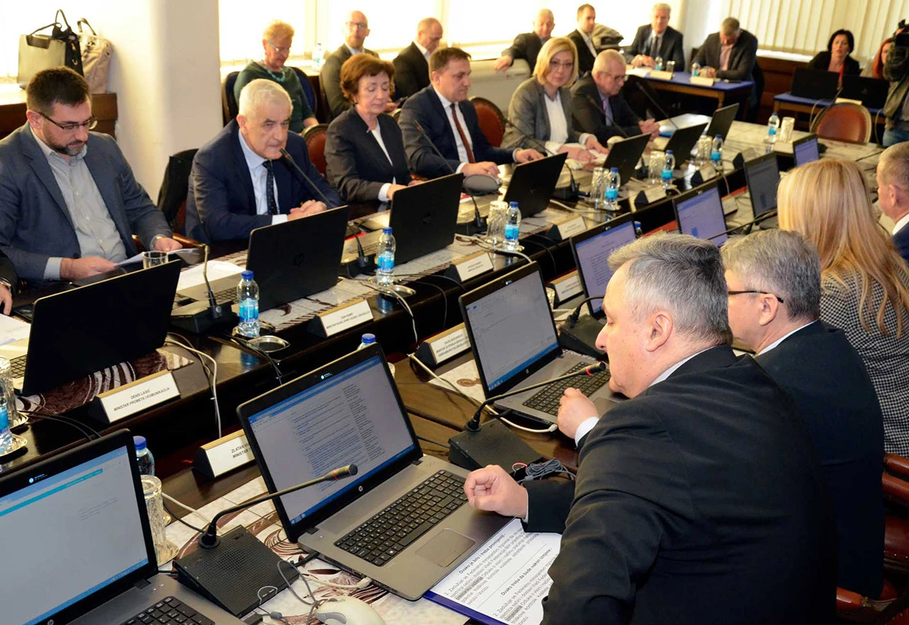 Za njih nema korone: Isplaćen regres ministrima, parlamentarcima i uposlenicima