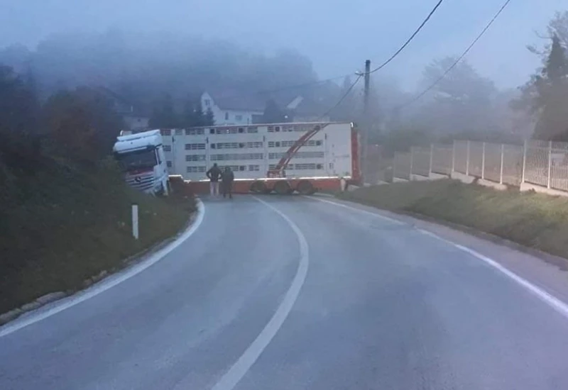 Popriječeni kamion obustavio promet; oprezno zbog odrona i magle