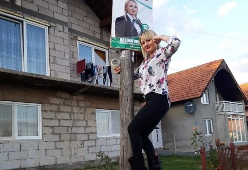 Šprdnja s izborima: Popela se na banderu da bi se slikala pored svog plakata