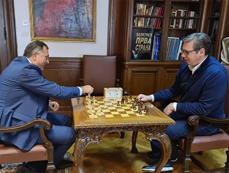 Vučić i Dodik pričali o Trebinju pa bacili jednu partiju