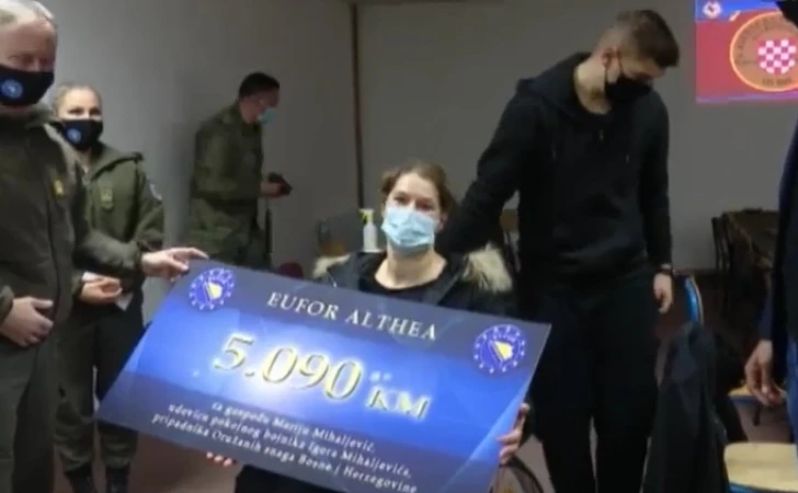 Livno: Pripadnici EUFOR-a uručili pomoć obitelji vojnika Oružanih snaga