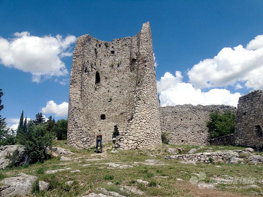 Drniš/Otavice: Od tužnog minareta do Meštrovića na svakom koraku